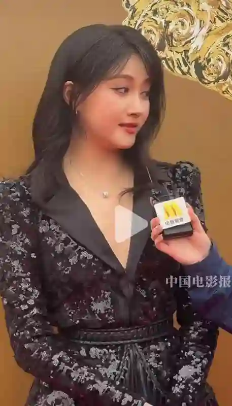 关晓彤颜值下滑？网友喊话少喝酒，戴假发真相曝光引热议！