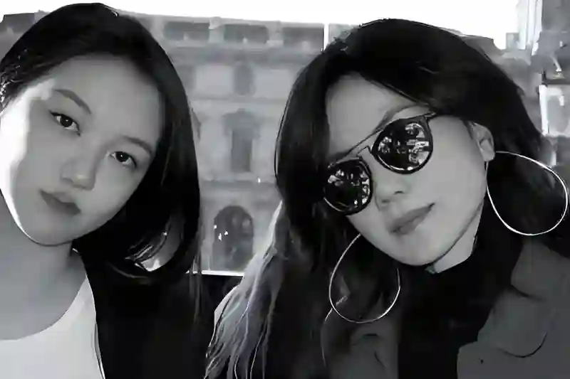 王菲小女儿抽烟？李嫣夹烟照曝光，母女仨都是烟民，网友褒贬不一