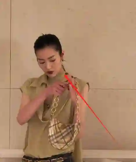 武汉明星怼脸生图：刘雯逆袭显嫩，曾可妮黑脸尴尬，陈坤坑洼肌抢镜