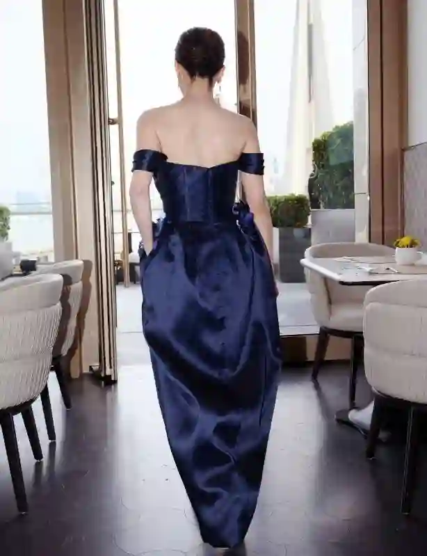 贾静雯穿蓝裙秀光滑美背，气质沉稳优雅诠释熟女魅力