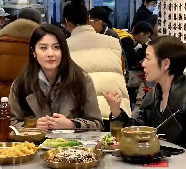 52岁陈慧琳在广州吃大排档, 大口嗦粉拍