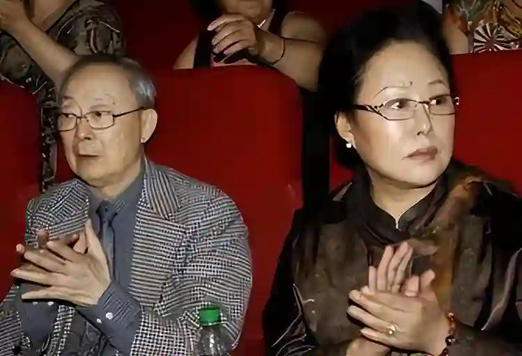落地的普思不如鸡，瑞士丈夫去世后，回国的斯琴高娃成了