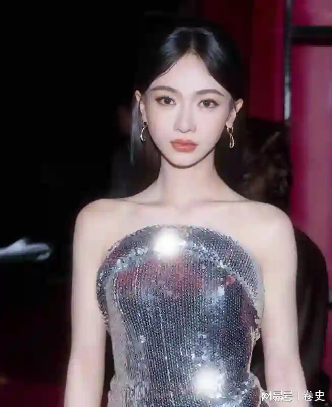 仅仅2个月像换了个人，产后复出的吴谨言，终究是走了杨幂的老路