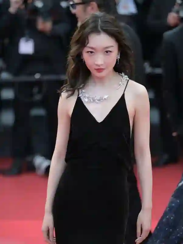 中国女星戛纳巅峰对决：她穿成东方名伶扛住生图，而她一改面相清纯变凌厉……