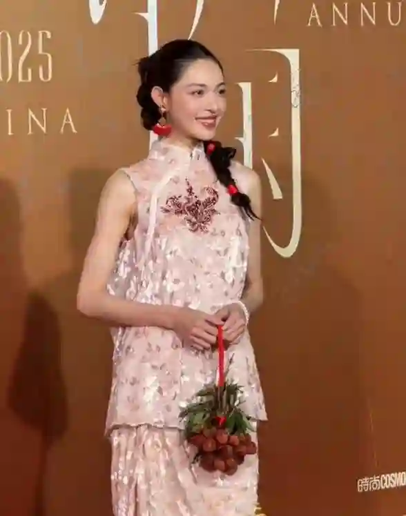 红毯惊喜不断！王子文摔倒、赵露思回归，袁姗姗变脸认不出