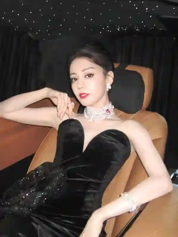 迪丽热巴黑玫瑰抹胸裙惊艳亮相 优雅气质尽显曼妙身姿