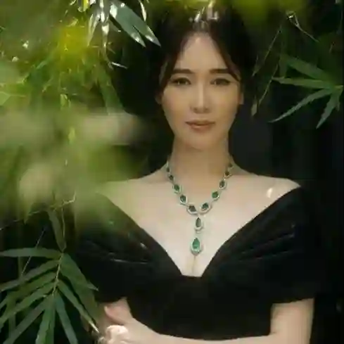 48岁左小青现状：现身香港，素颜皮肤嫩到发光，如今单身不谈恋爱