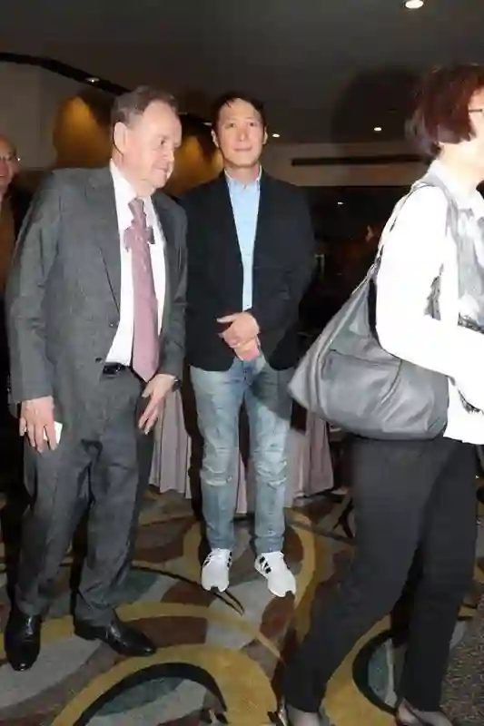 黎明现身女儿学校运动会，他58岁还年轻帅气，老婆罕见露面长相很普通！