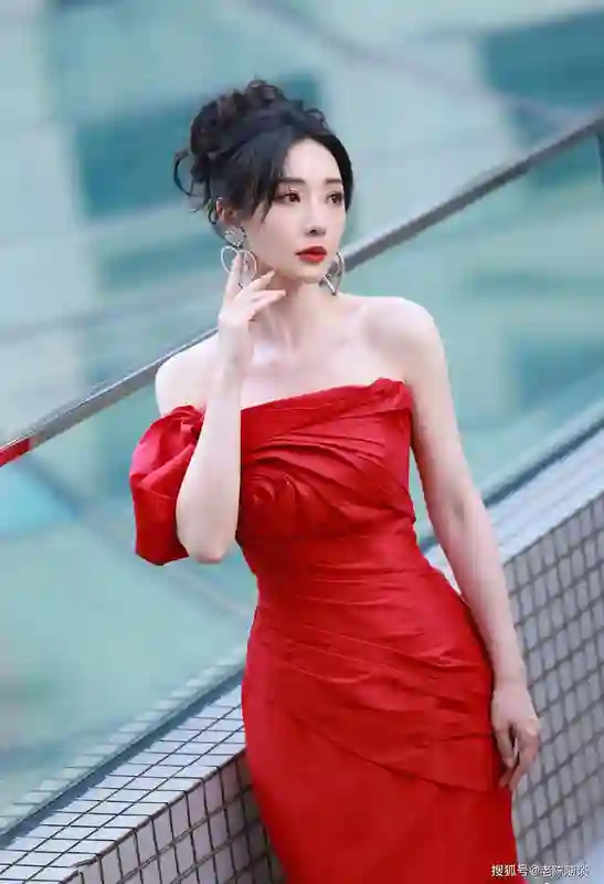 中国五大丰满女神！张雨绮沙漏腰 + 徐冬冬小麦腿，网友看呆！