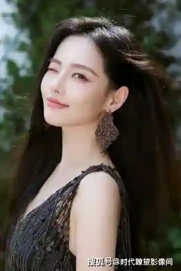 张嘉倪晒活动照宣告强势复出，绝美妆造惊艳众人，嘟嘴卖萌少女感爆棚