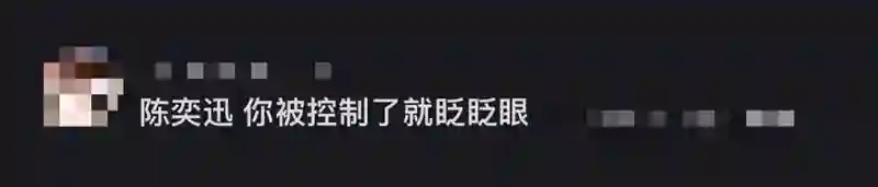 街头偶遇陈奕迅！与路人双手交叉拘谨合影