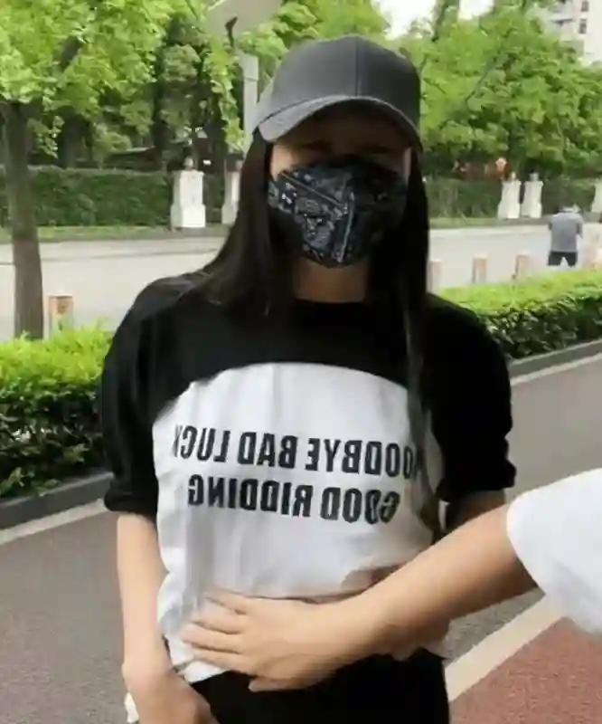 恭喜！香港知名男星妻子被曝怀第五胎，当众拉低裤头露出雪白肚皮