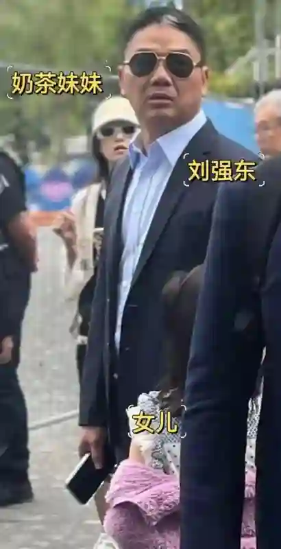 章泽天和刘强东欧洲被偶遇！牵手散步很恩爱，打扮格格不入被认出
