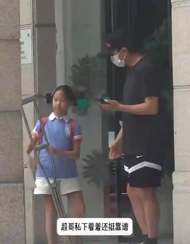 孙俪一家人移民风波后首露面，带小花上兴趣班，邓超拄拐杖抢镜