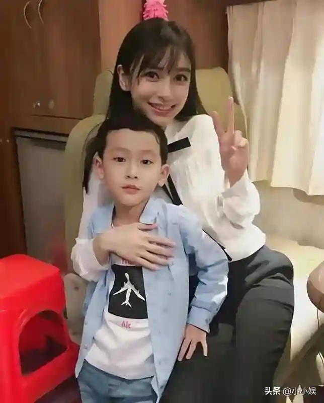 杨颖五一带儿子去迪士尼,8岁小海绵双下巴抢镜,长得很像黄晓明