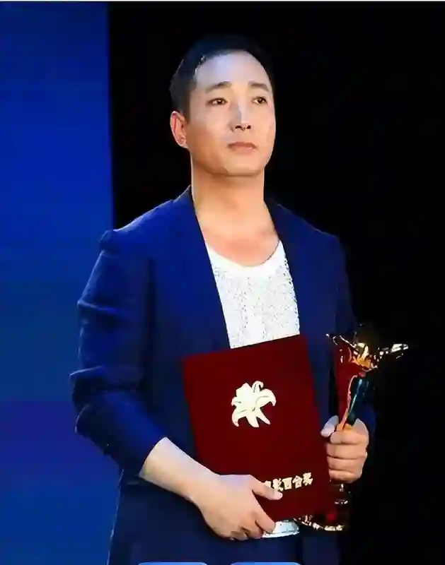 曾黎机场落泪！曾靠美貌“征服”众人,如今为何上演“苦肉计”