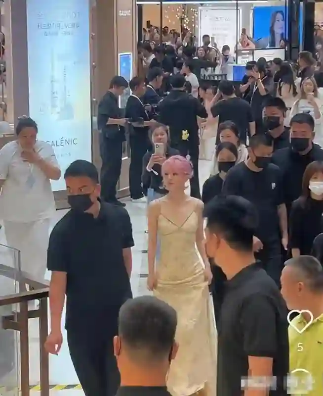 赵丽颖恋爱风波后首露面！工作人员说话满脸冷漠，后背全露太抢镜