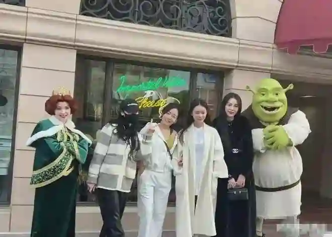 汪小菲老婆被偶遇!离开了奇奇怪怪的美颜,马筱梅漂亮得像洋娃娃