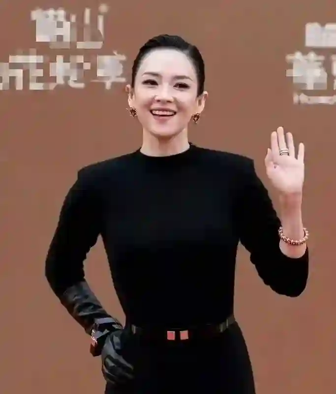 华表奖这一夜，被笑不露齿的章子怡惊艳，不穿暴露礼服却艳压群芳