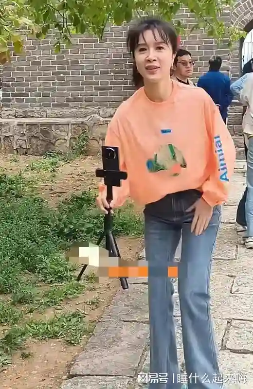 曝50岁金巧巧现身蓟县，脸瘪嘴巴歪，医美老和自然老的差距好明显
