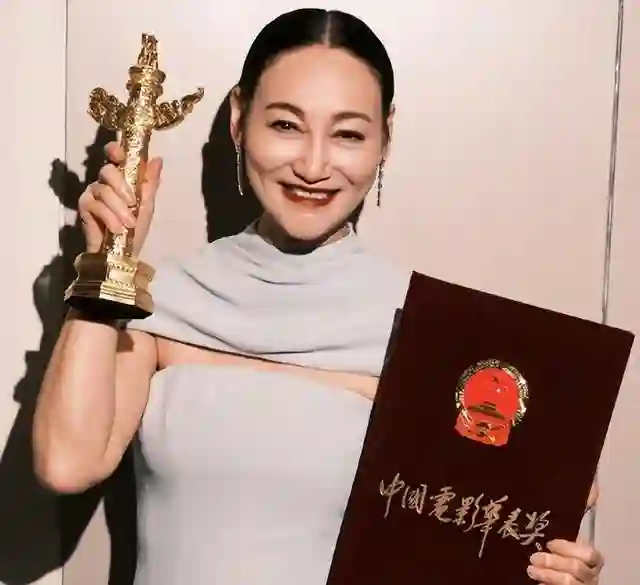 华表奖这一夜，脸肿、造型拉胯，惠英红给内娱上了“生动一课”