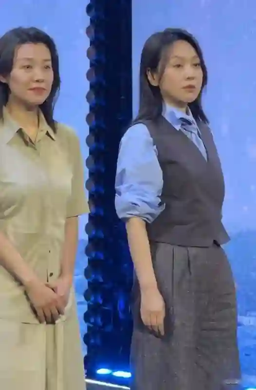 女演员同框:闫妮“大姐”气场，左小青脸有些肿，颖儿太出挑了