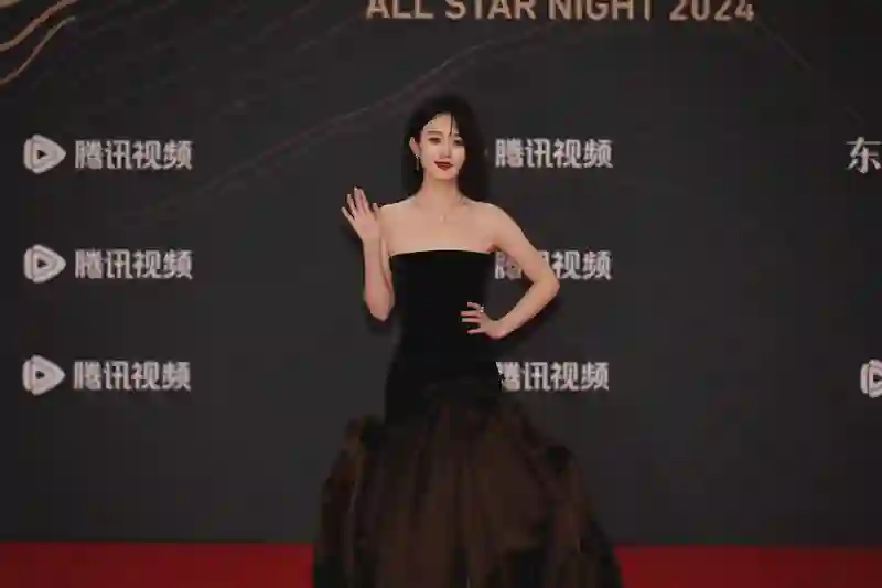 37岁的赵丽颖换风格了，西装短发气场两米八，甜妹秒变女霸总！