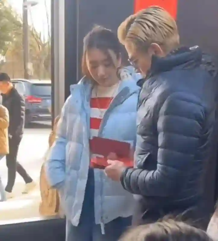 郭富城宣布方媛怀三胎！又是发红包，又是敬酒，全是讨好妻子一家