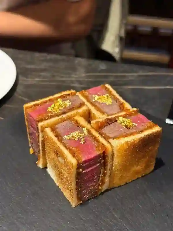 吴千语在夕阳下奔跑，她在韩国街头很美，施伯雄陪她和她闺蜜逛街
