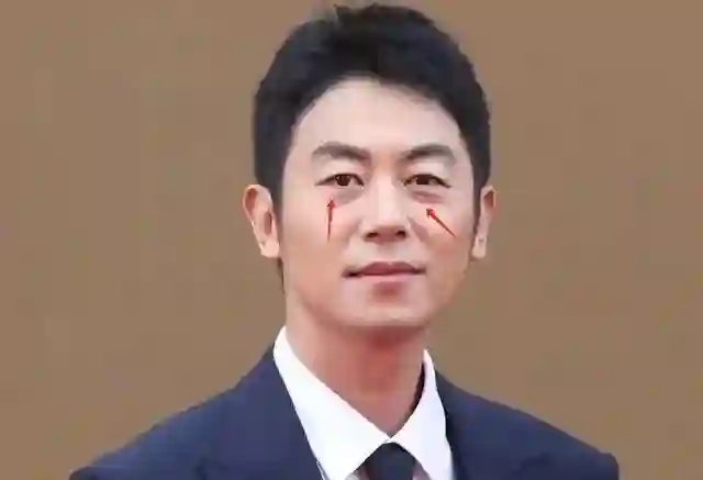 华表奖这一夜，脸肿、造型拉胯，惠英红给内娱上了“生动一课”