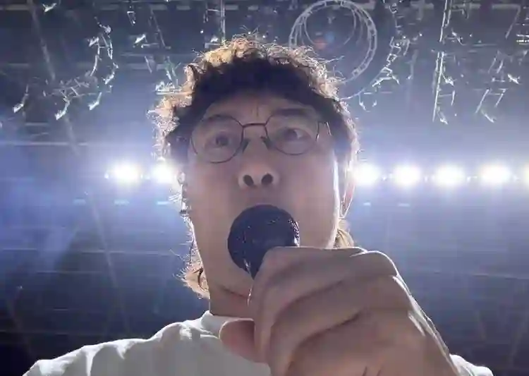 陈奕迅康复后首晒照：现场彩排状态佳，与友人一起合照