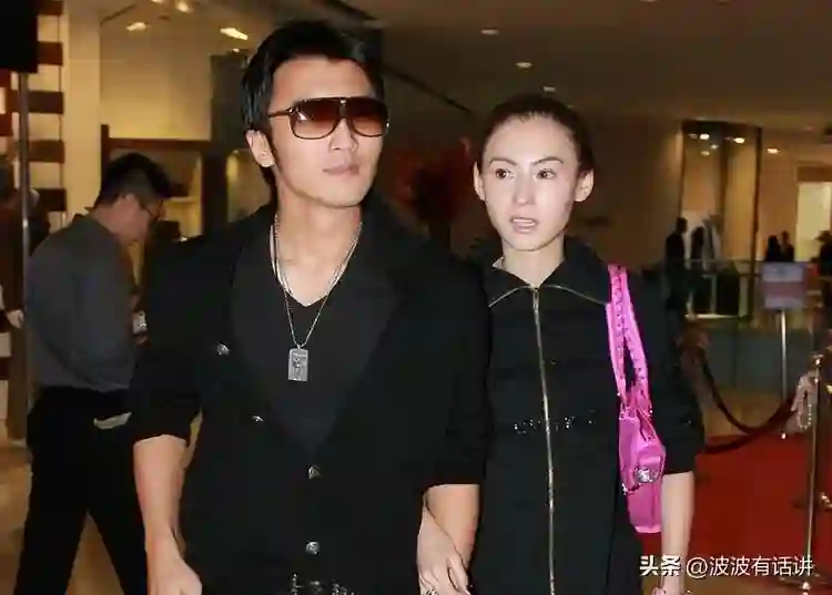 大儿子18岁，二儿子15岁，小儿子7岁，如今45岁依旧美得很惊艳！