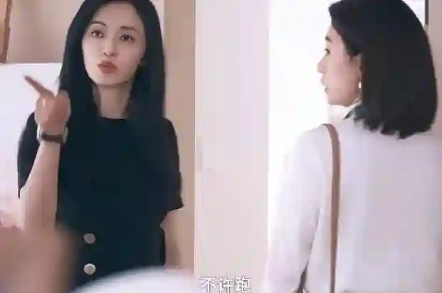 46岁姚晨vs51岁贾静雯，原生脸的力量，皱纹也能成美丽印记