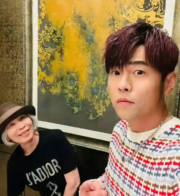 周杰伦晒母子合照，78岁叶惠美状态好到让人实名羡慕