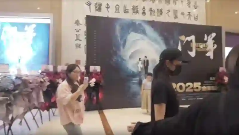 要官宣了？王鸥大方现身保利剧院，观看何九华话剧演出