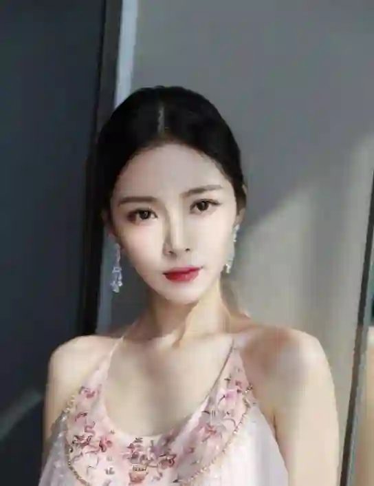 杜淳妻子晒素颜美照，37岁冻龄如少女，紧致肌肤令人羡慕！