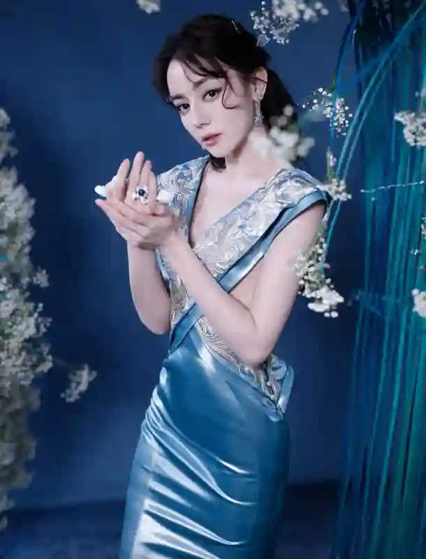 迪丽热巴蓝裙造型美出新高度，缎面裙摆摇曳似海螺公主！