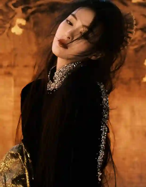 唐嫣身着修身黑裙勾勒曼妙曲线，鎏金眼妆解锁酷飒高级感
