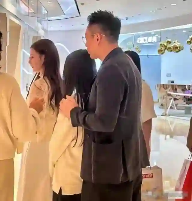 汪小菲一家北京团聚！张兰紧搂小玥儿笑开了花