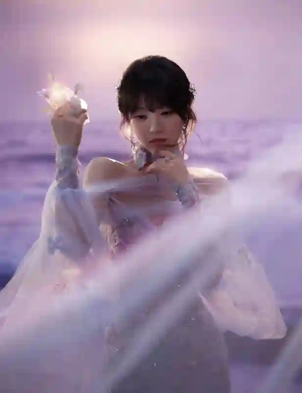 田曦薇紫色纱裙漫步花海！肩颈线优越氛围感拉满