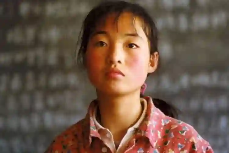她和章子怡同时成名，却被张艺谋嫌“太丑”而退圈，如今凭实力，再次实现逆袭
