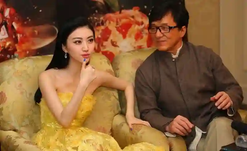 成龙不敢碰她，甄子丹搂不到她，王思聪不敢撕她，却被他当众亲了