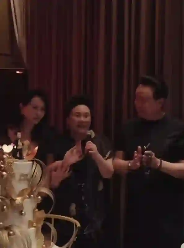 秀恩爱变反转，伊能静为秦昊庆生却因穿衣不当被网民炮轰！