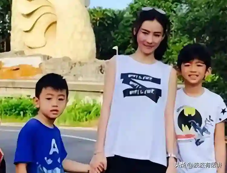 大儿子18岁，二儿子15岁，小儿子7岁，如今45岁依旧美得很惊艳！