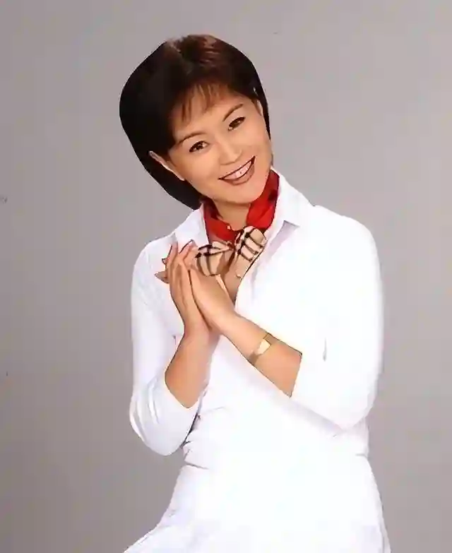 这些明星怎么都老了？鞠萍面相变了，成龙一头白，林青霞皱纹明显