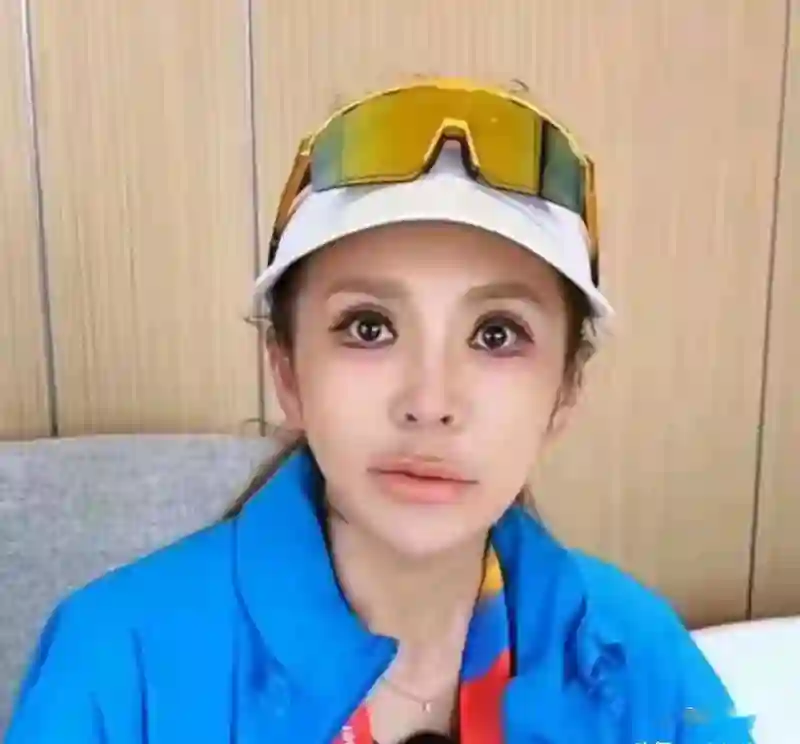 朱迅素颜照，引爆热议？真实人生，远比镜头精彩！