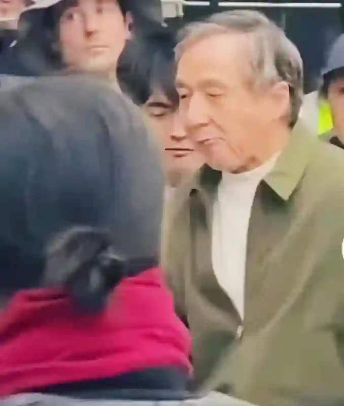 71岁成龙现身美国，头发花白老态龙钟，嚼口香糖动作一如当年