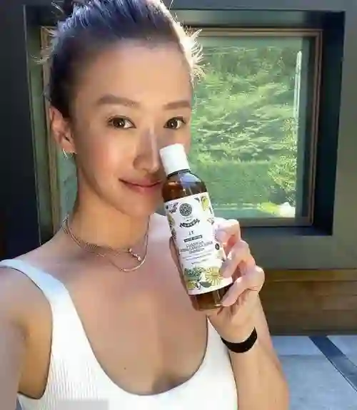 她曾一年更换7任男友，肆意妄为未婚生女，如今四十二岁无人敢娶