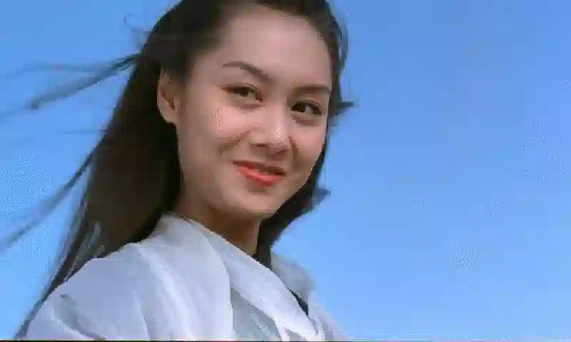 62岁关之琳与53岁朱茵同框，一个脸肿一个好矮，皮相骨相区别明显