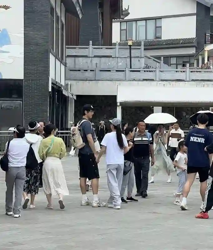42岁金莎现身江西，和小男友孙丞潇约会，打扮朴素，不像中年妇女